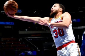 半岛体育移动版 -关于库里连续五场比赛得分超过势不可挡，DWG挑战极限！的信息